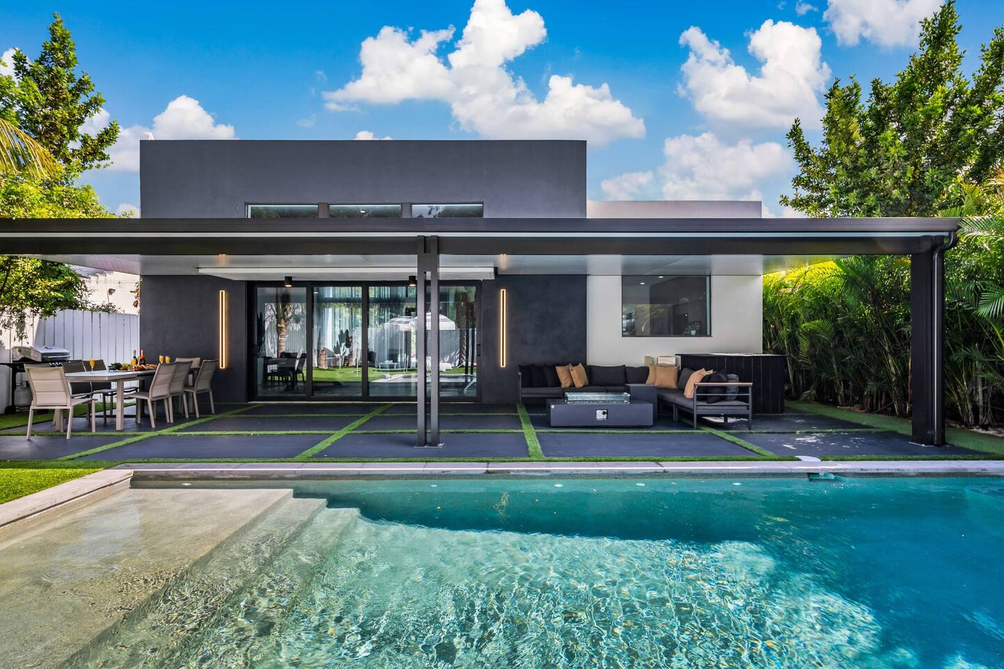 Private Midtown Villa with Pool | BBQ Grill | Golf