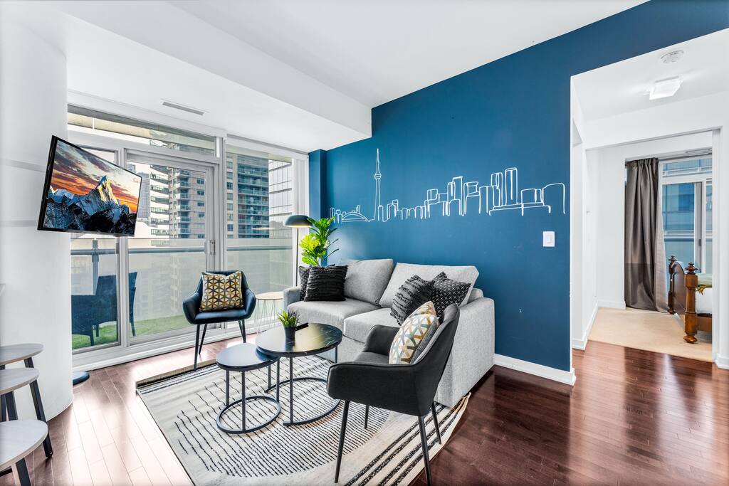 CN Tower View w/Indoor Basketball + Parking - Apartment