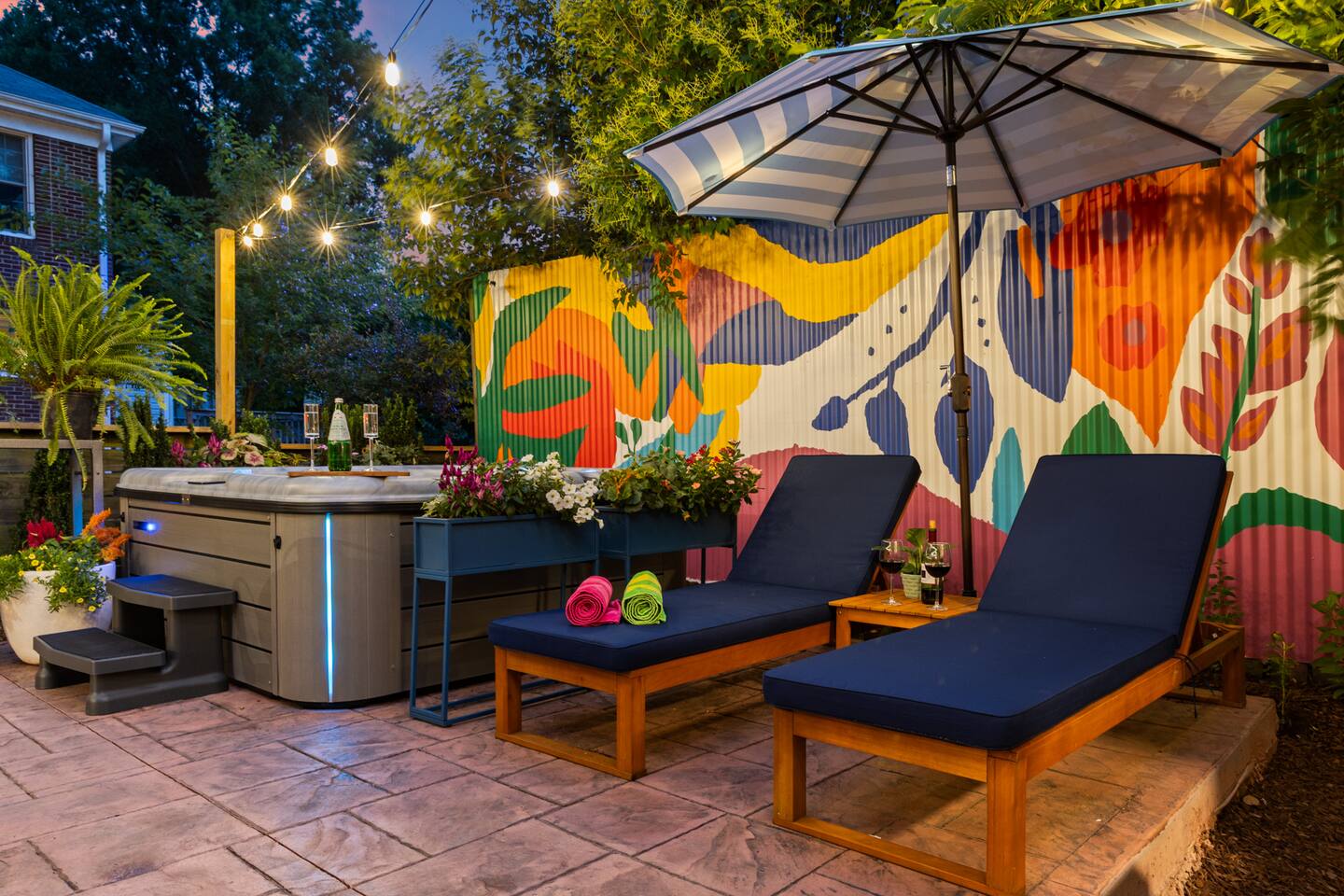 Romantic Hot Tub Stay Downtown • Historic Home