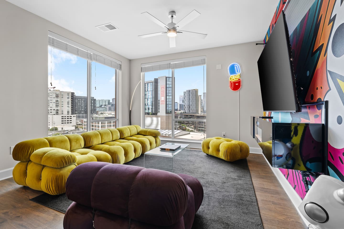 Colorful 2BR near Broadway w/ arcade & pool