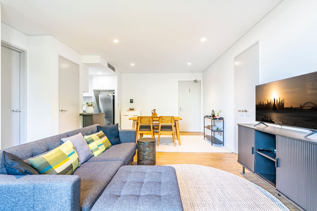 Waterloo 2BR Getaway with Pool & Gym Access