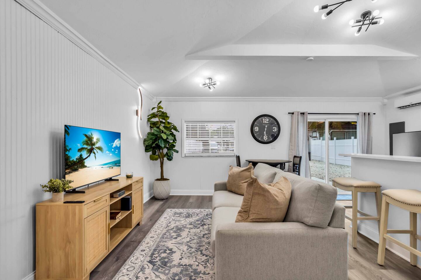 Coastal Luxury | 7mi to Anna Maria Private Cottage
