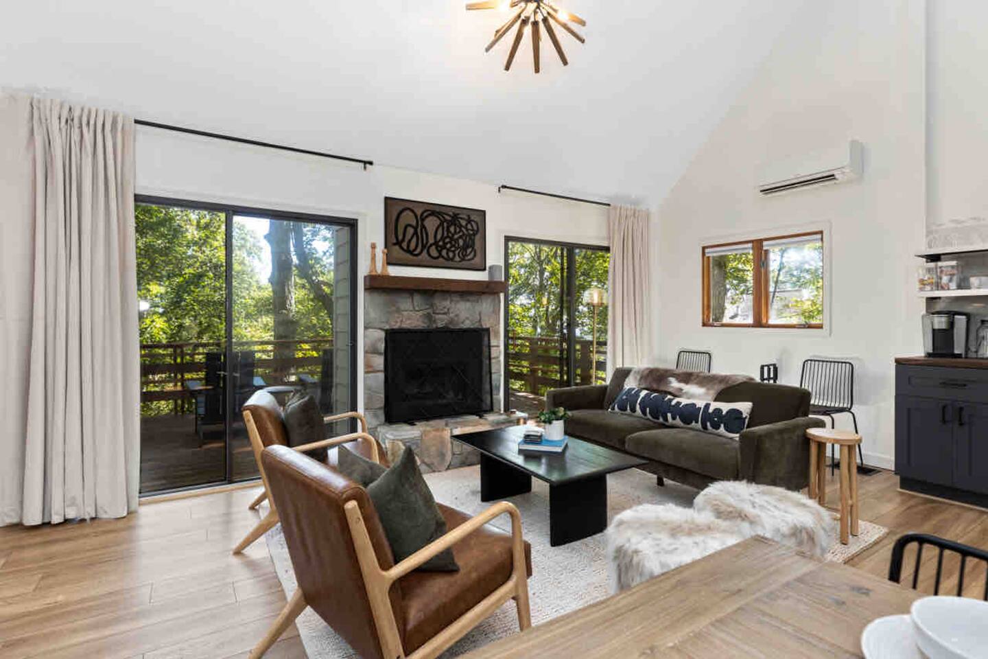 Cozy Mountain Retreat- Walk to trails-EV charger