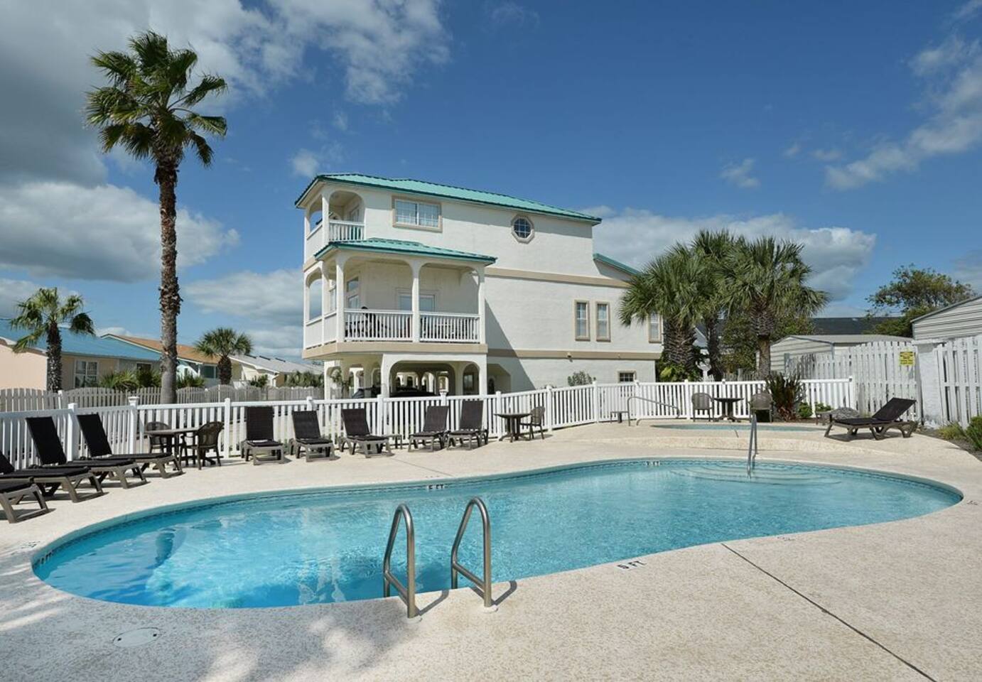 Tranquil Beach & Hot Tub & Pool Getaway