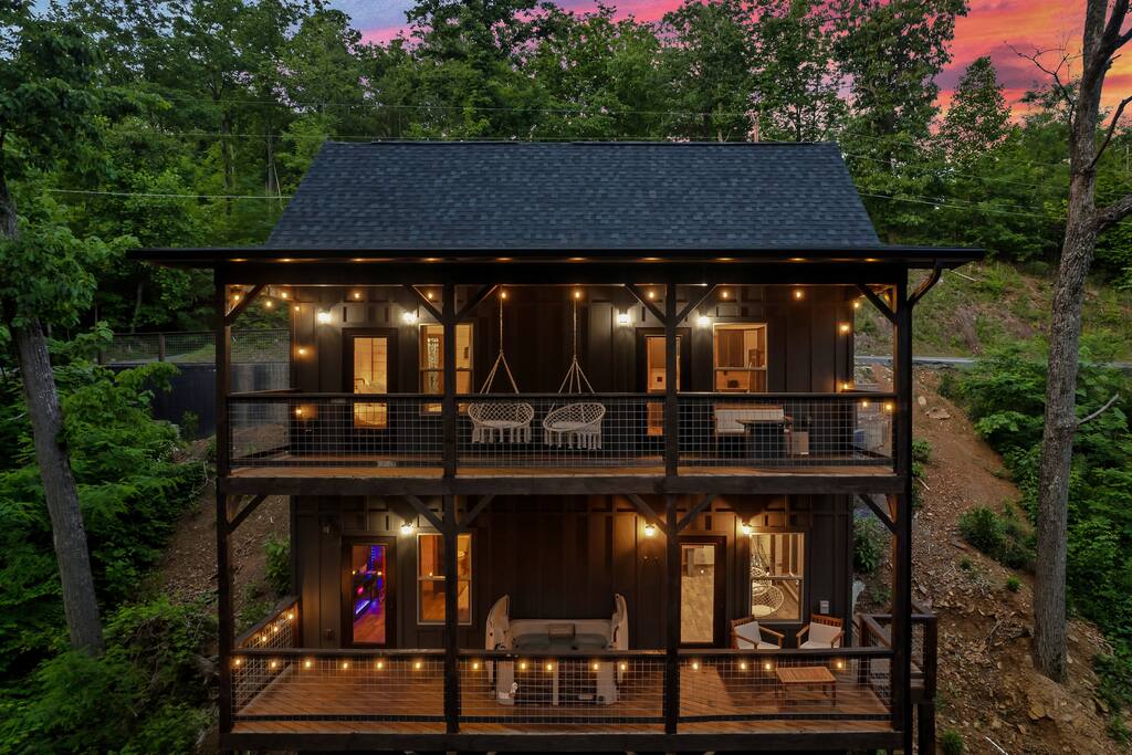 Enchanting Couples Getaway! Theatre! Mtn Views!