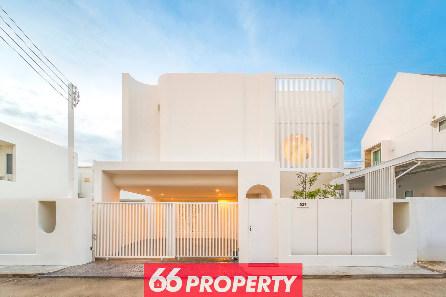 Modern 4 BR Home - Walk to Shopping/Supermarket