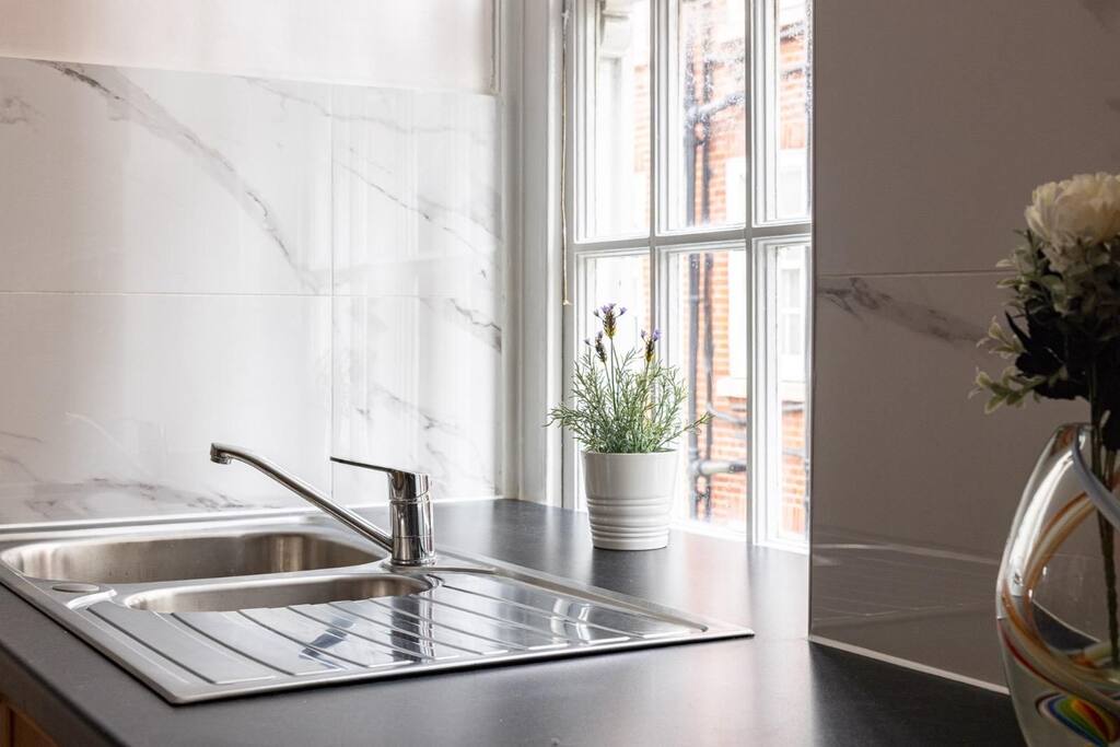 Heart of Kensington Apartment