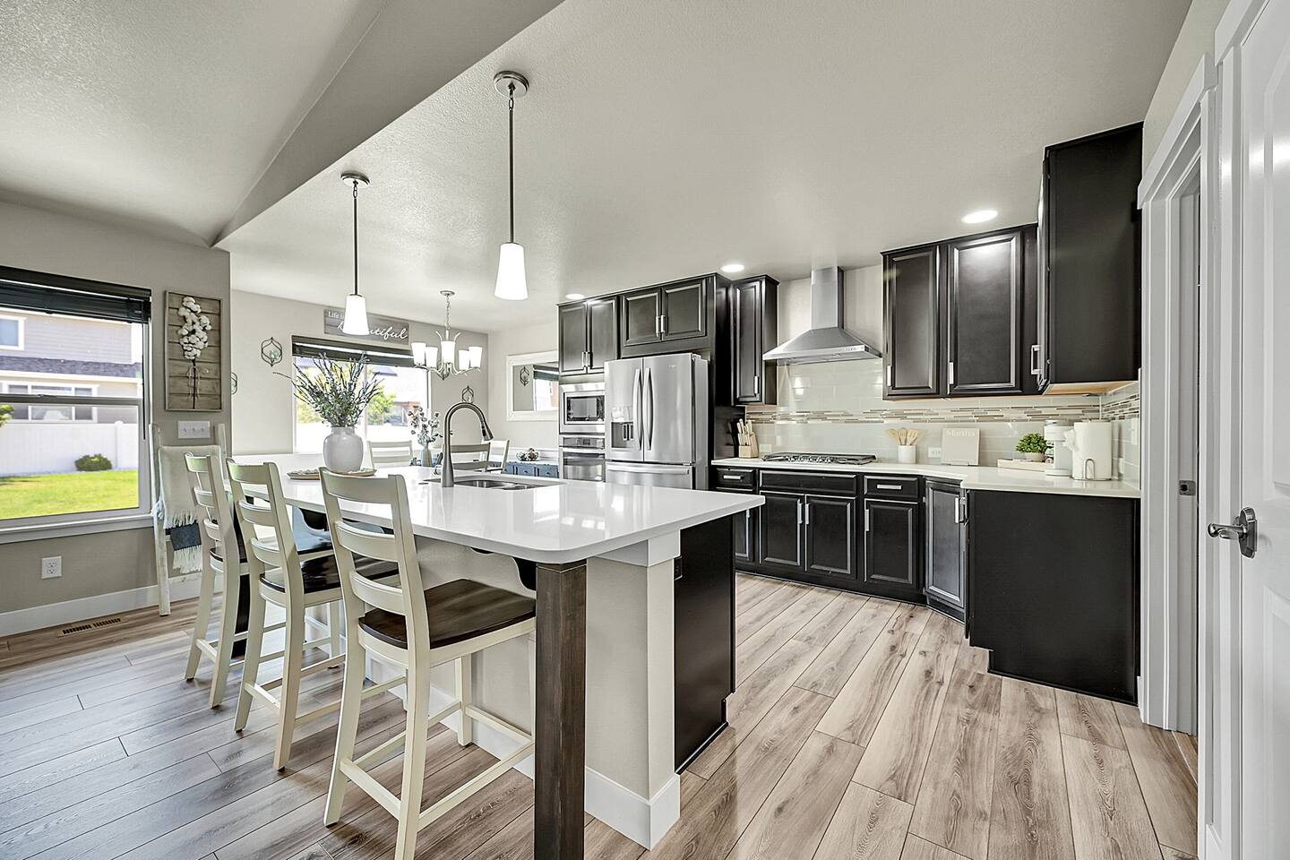 Modern Luxury Home Sleeps 10 , Movie Nights