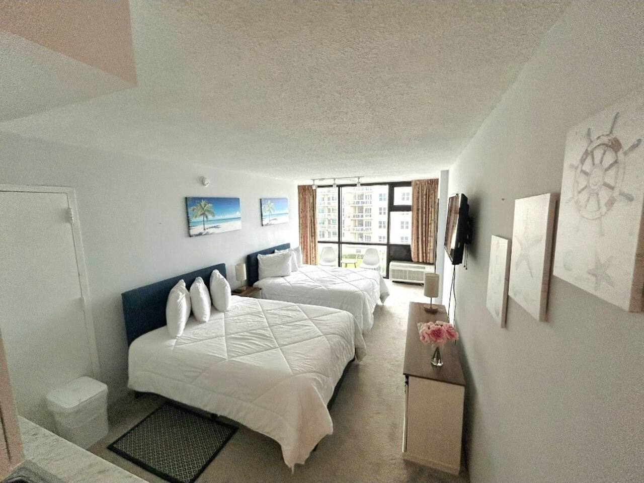 Daytona Oceanside Adjoin studios w/pool, Tiki Bar