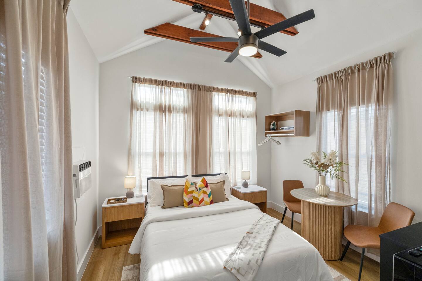 Loft Style Studio In The Heart of D'Arts District