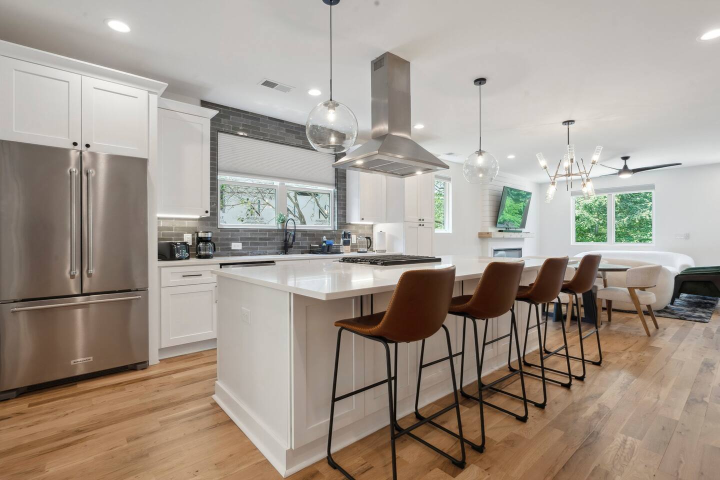 Luxury Build - King Beds - Minutes to Uptown - Holiday Home