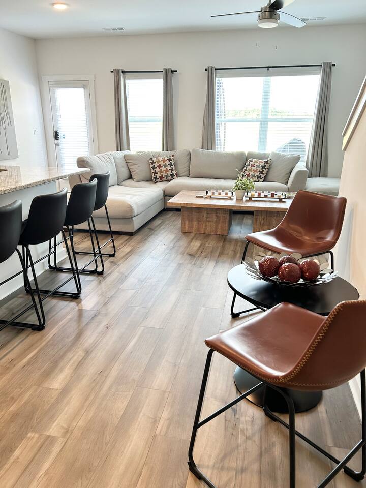 Peaceful and Stylish Stay-KingBed/Garage/4 TVs