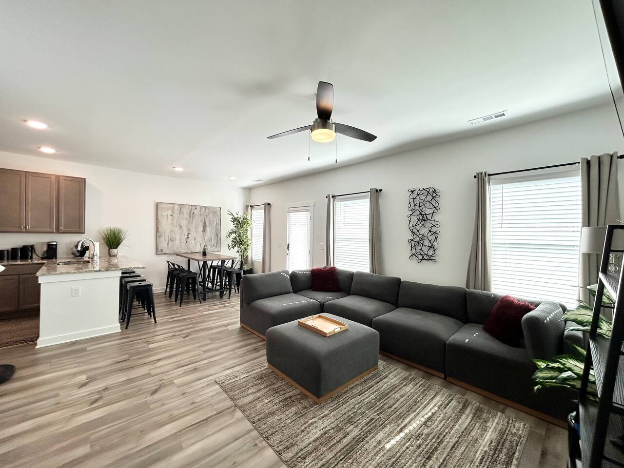 Airy Townhome with 2-Car Garage & 4 TVs/WiFi