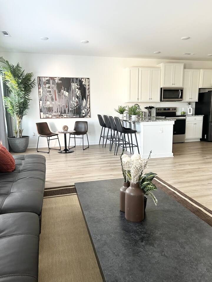 Relax in Style- 2KingBeds/2CarGarage/4TVs