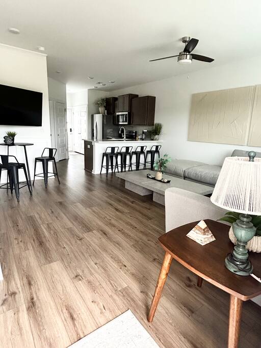 New Modern Cottage with 3 bed/3 full baths