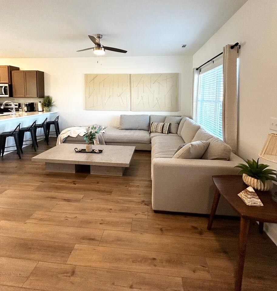 Cozy Townhouse - 3 bed/3 full baths/4 TVs