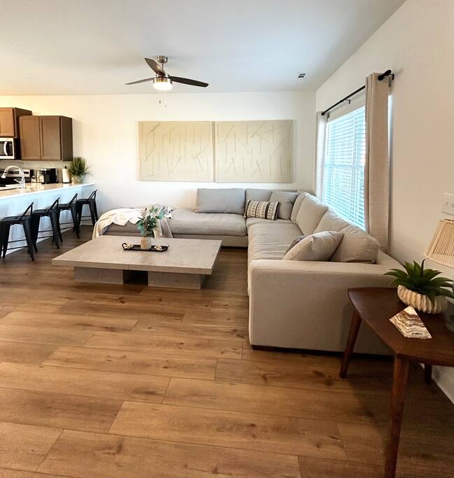 Cozy Townhouse - 3 bed/3 full baths/4 TVs