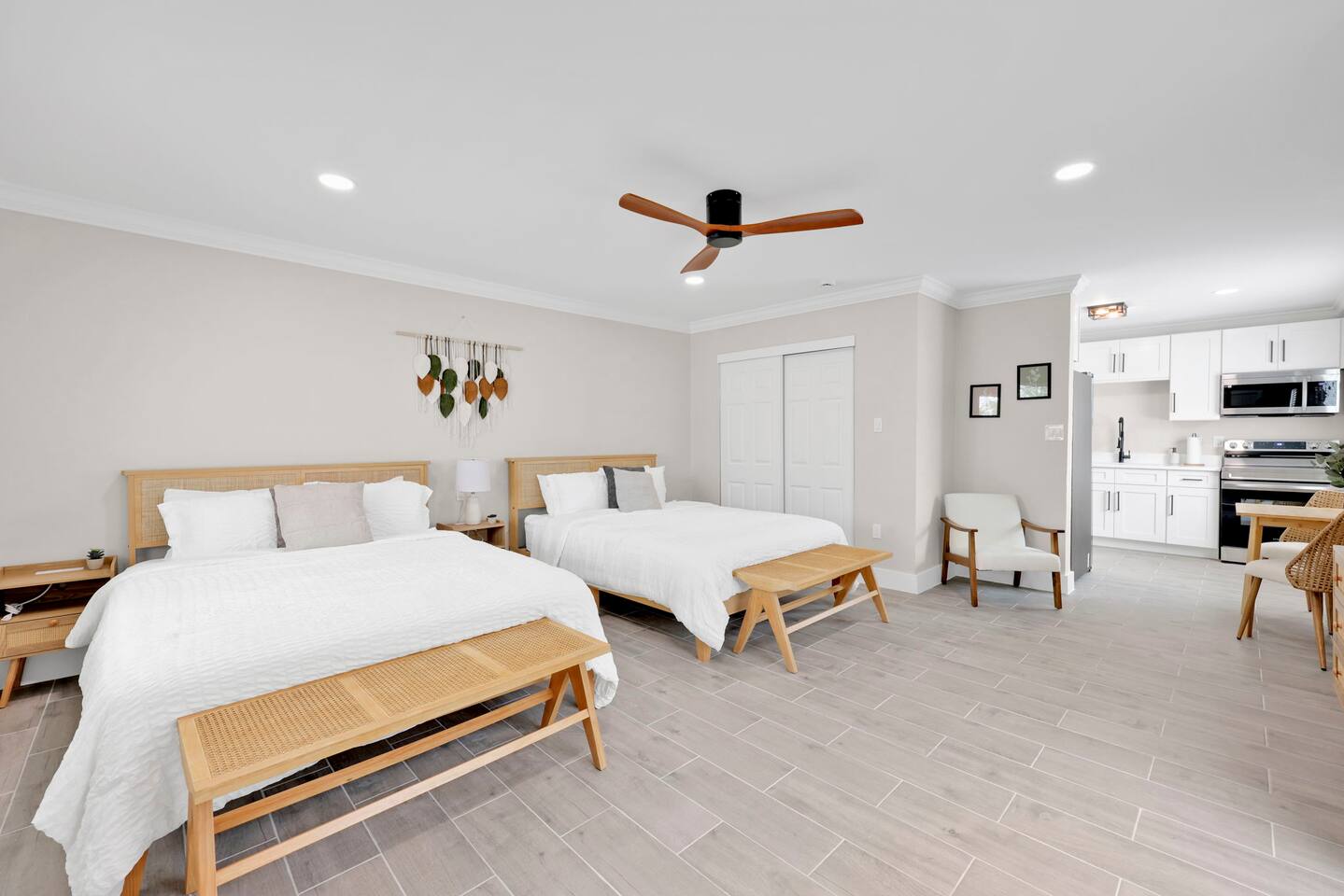 1min walk to beach, BBQ, Free Parking, Beachgear