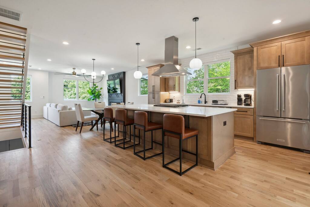 Luxury Home - Minutes to Uptown - King Beds