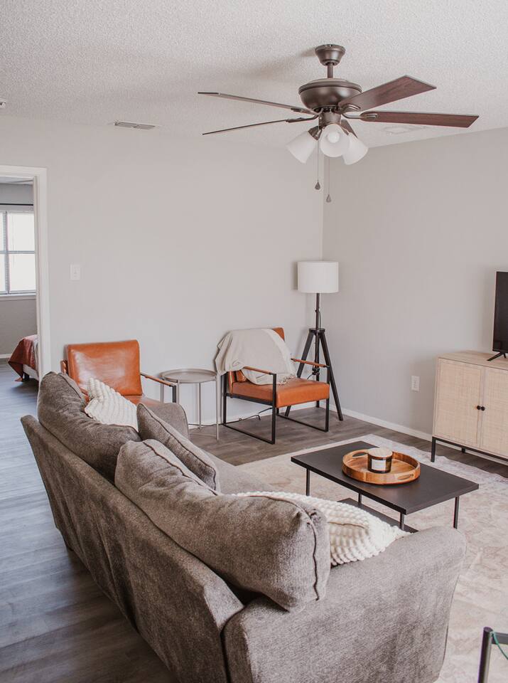 Hendrick | 2 QN | pets | Ask abt long stays | HSU