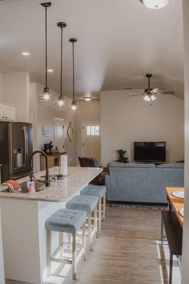 Brand new, discounts! 3 bd 2 bath, Zoo, ACU, HSU