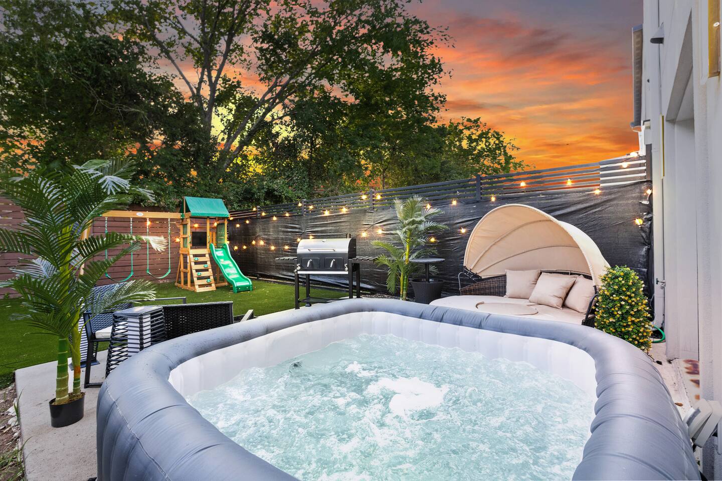 Luxury Dallas Retreat • 4 Suites • Hot Tub