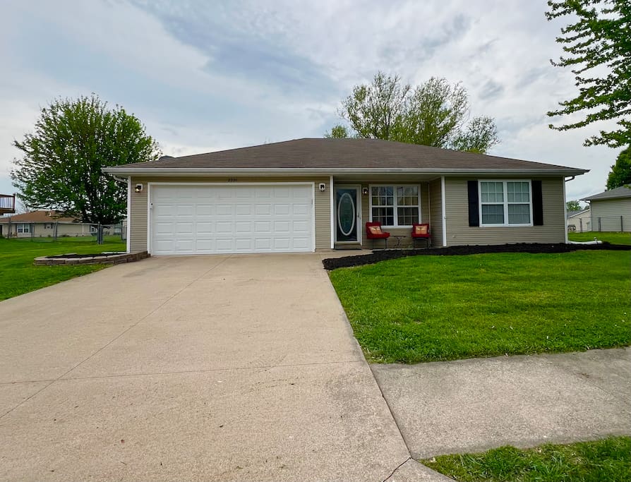 Relax Enjoy Mid-Missouri with Fenced in Back Yard