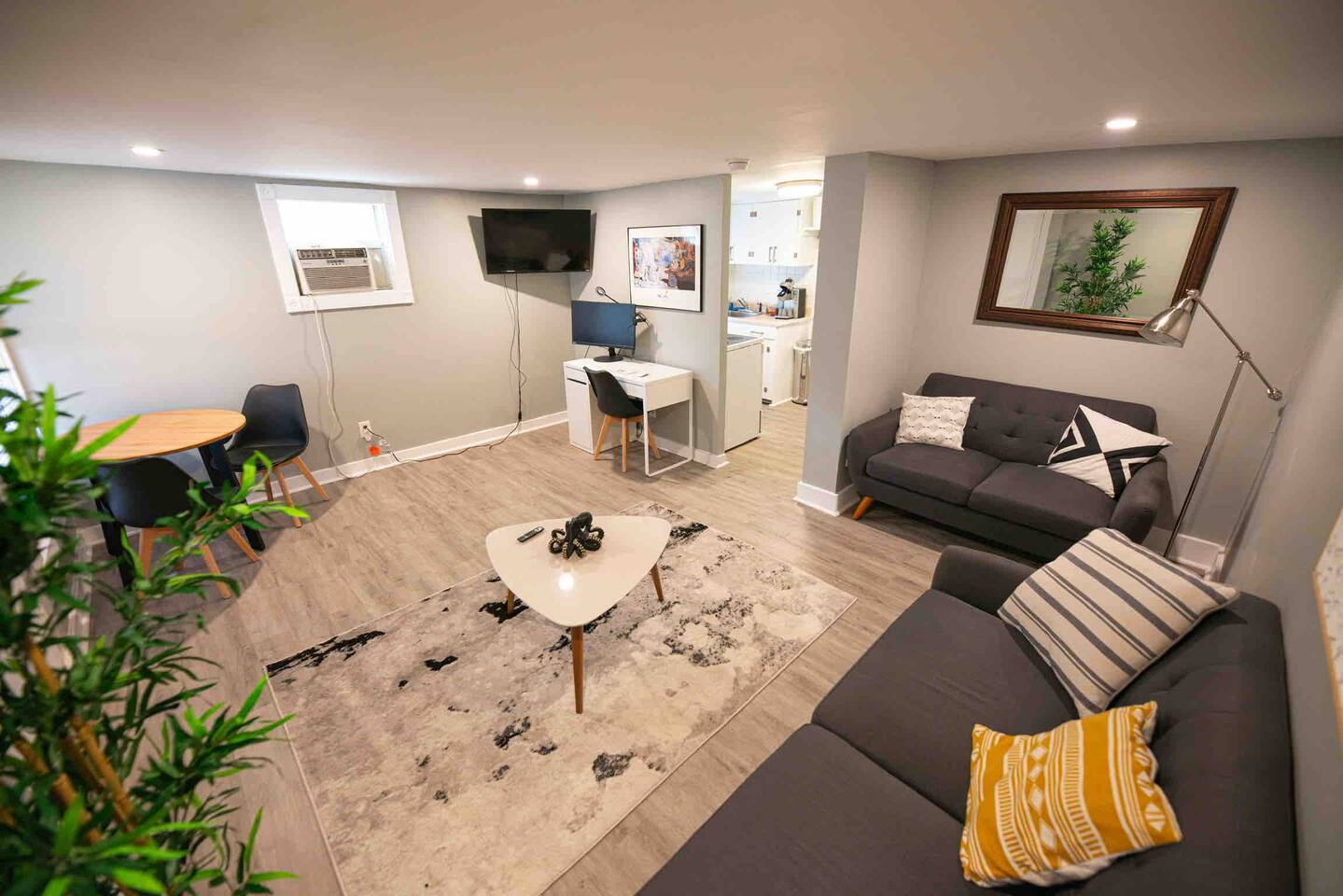 1 bed Apt DT |Walk to Concerts | Private workspace