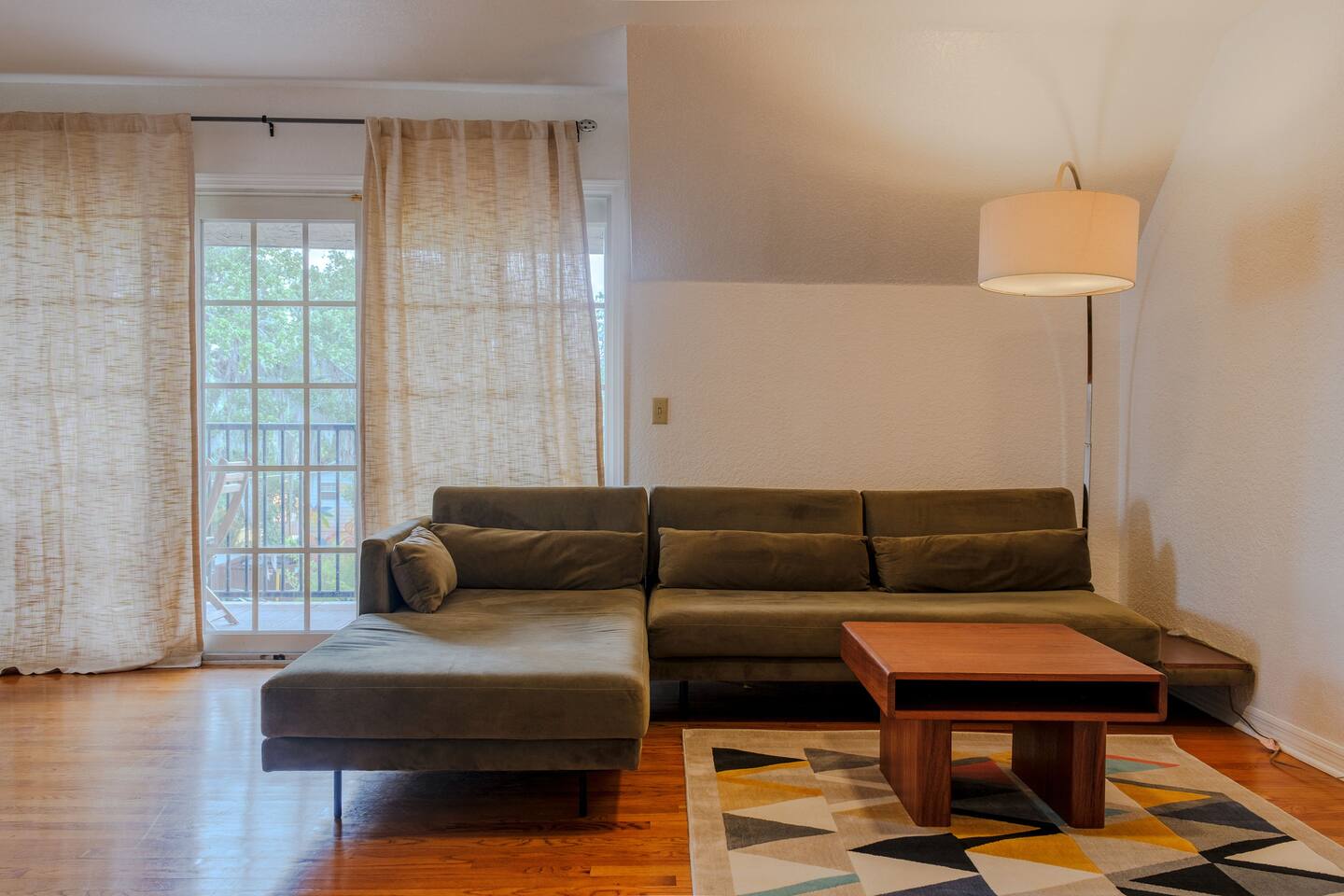 Casa Mid-Century| Dtwn | Balcony | Free Parking