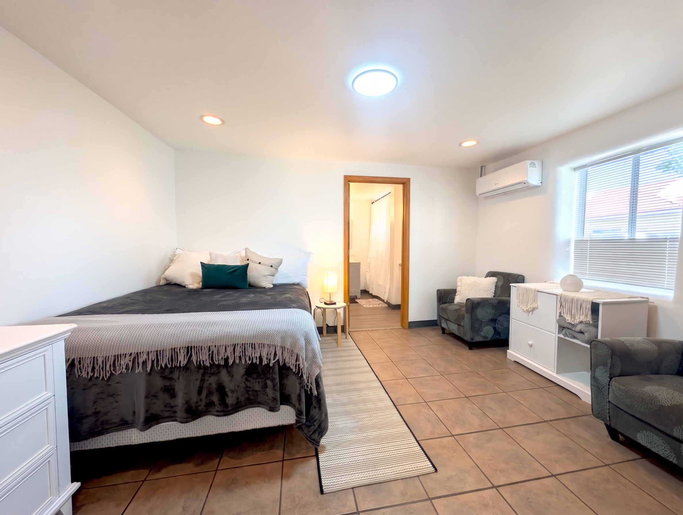 Downtown District - Modern Apt Yard, King Bed, W/D