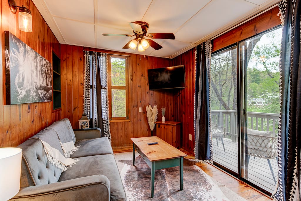 Romantic Escape with Creek, Fire Pits, & Nostalgia