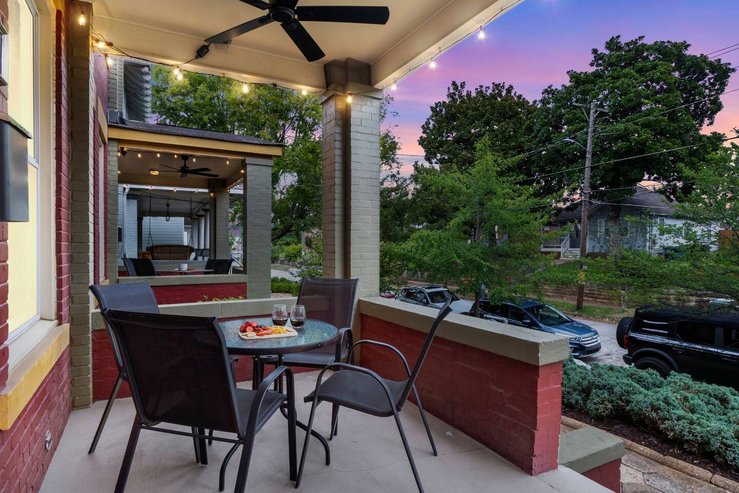 Walk to Choo Choo - Free Off Street Parking - Cozy