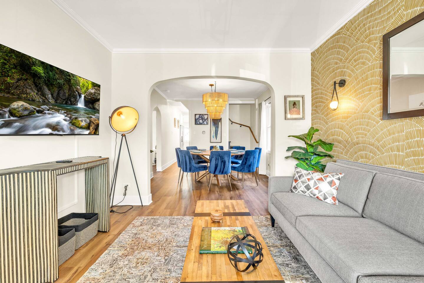 Sleeps 10 + Coffee bar + Game Room + Train to CHGO - Holiday Home