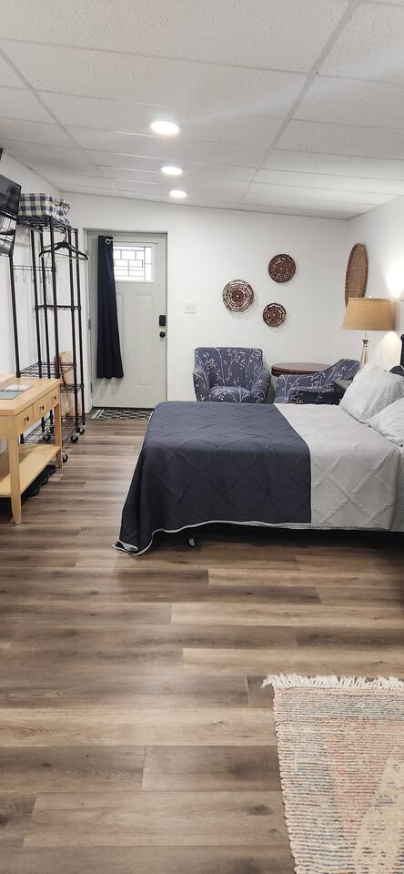 Riverview Apartment. Near Downtown!