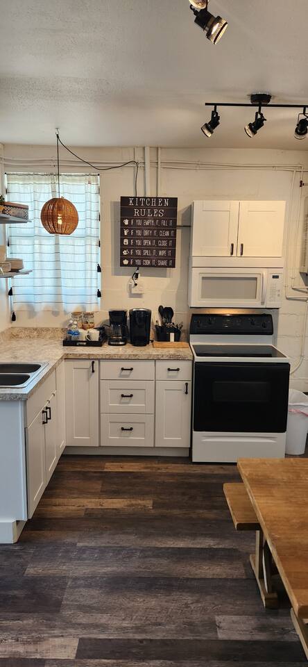 North Apartment. Near Downtown! Pet Friendly!