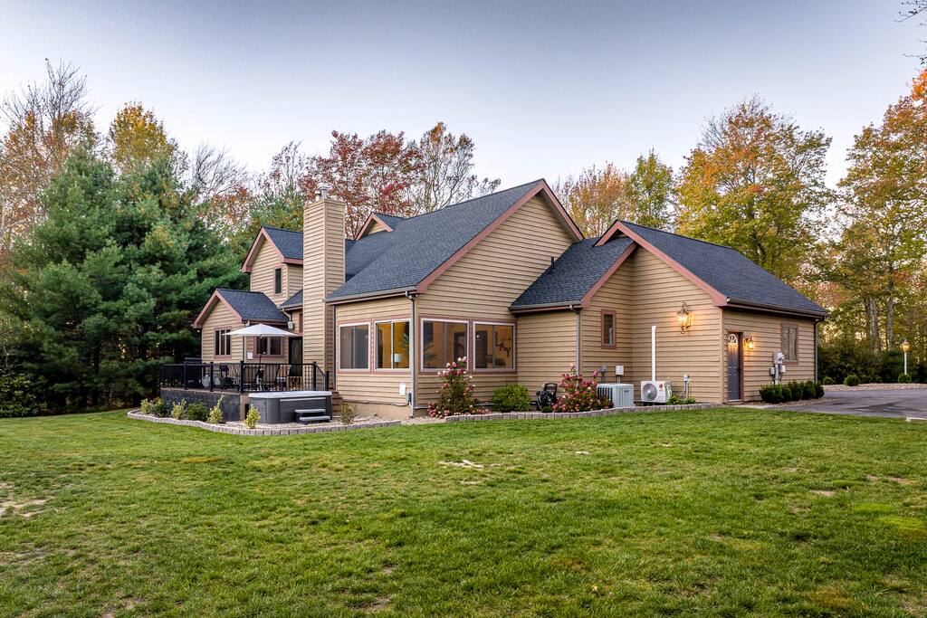 Modern Retreat, Luxe Comfort & Private Hot Tub