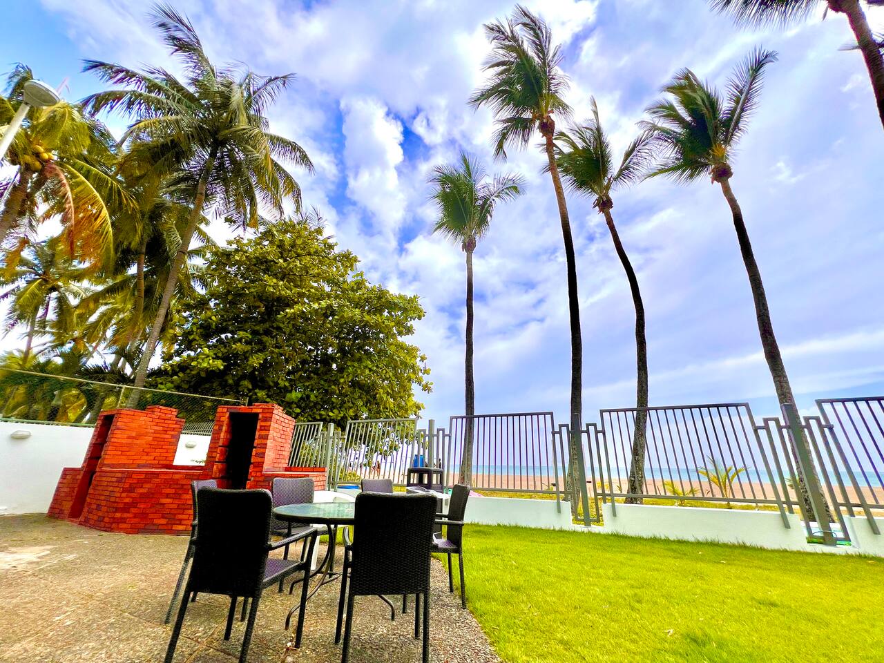 Isla Verde Beachfront 2BR/1.5 Bath, beach access