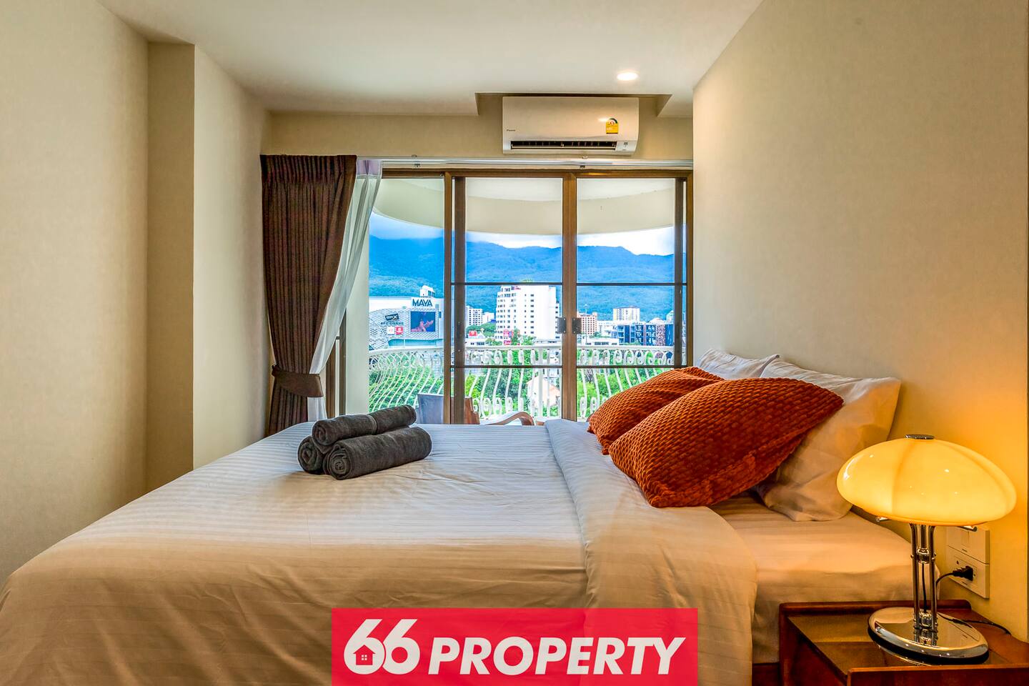 Stunning Mountain Views & Private Balcony