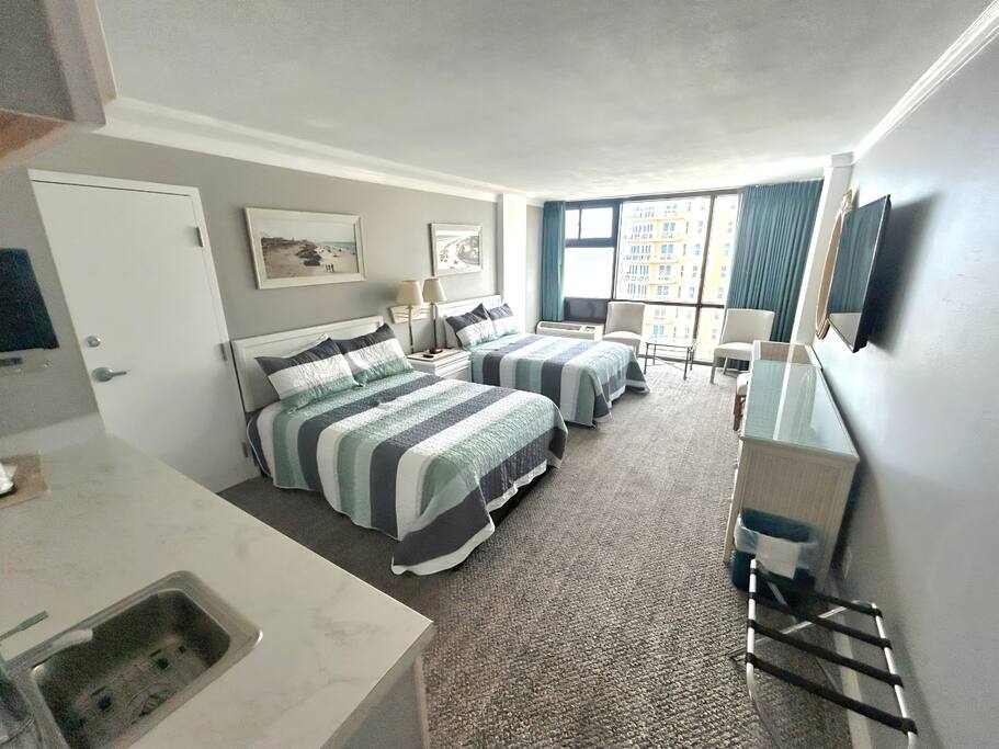 Adjoining studios w/kitchenettes, pool, tiki bar