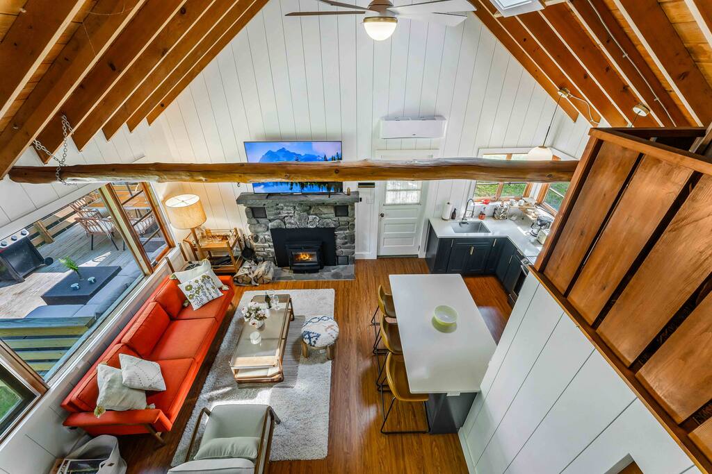 Charming 3BD Lake Cabin by Wallenpaupack