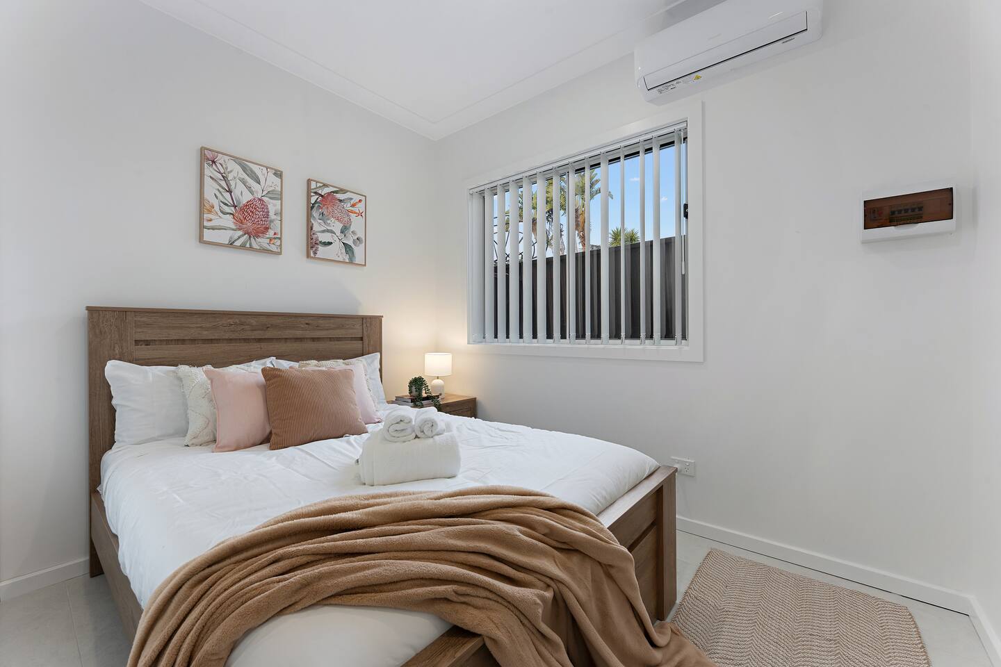 Stylish 2BR Retreat | Walk to Dining & Transport - Holiday Home