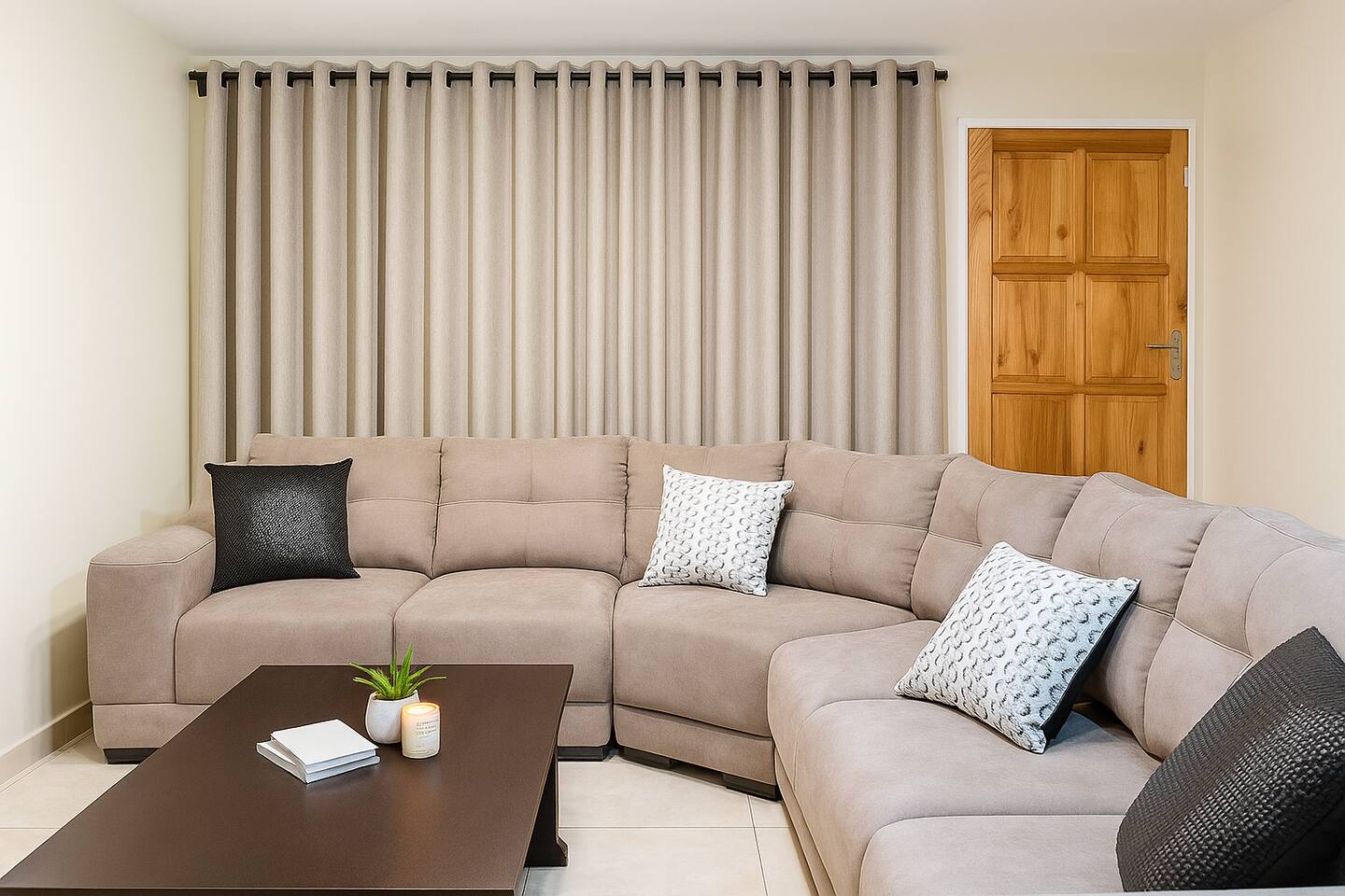 Stylish Harare 2BR Apartment | Fast Wi-Fi & Solar