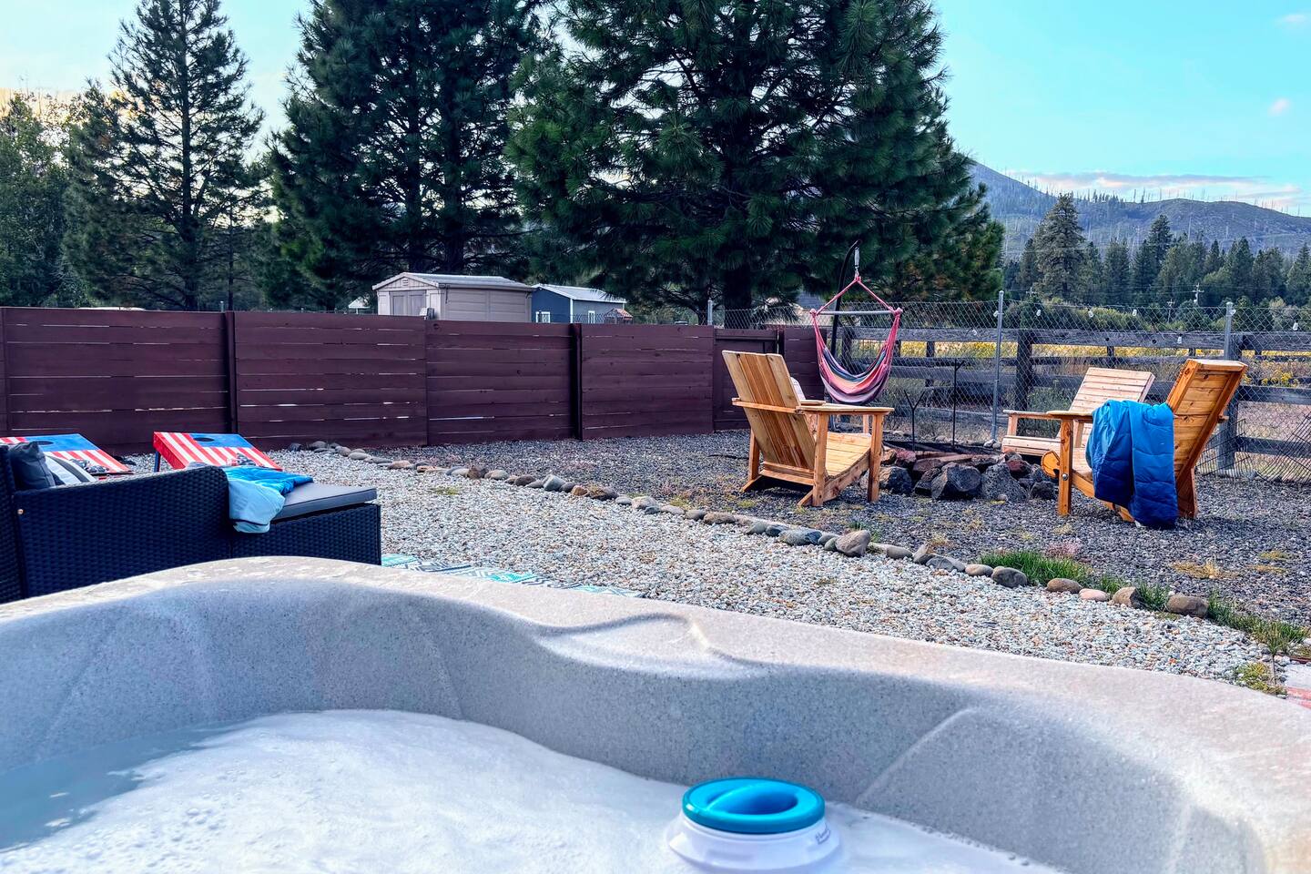 Jacuzzi, game room, star-gazing, firepit-Lassen
