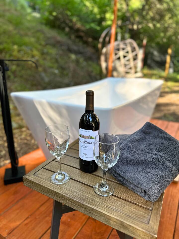 Couple’s retreat in Tiny Home w soaking tub/beach