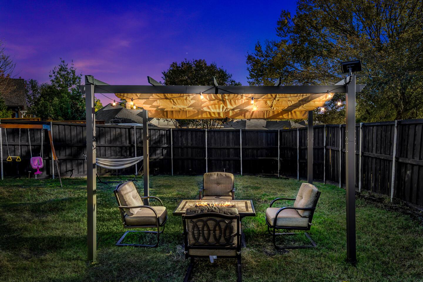 Jacuzzi Lakefront Home w/ Game room+play structure