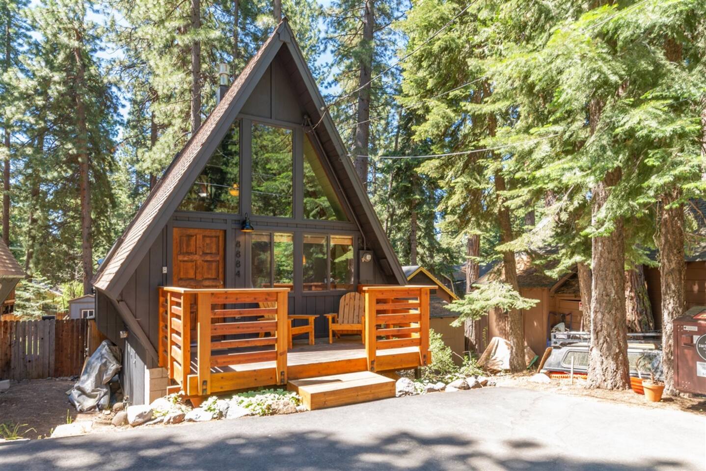 Mountain Modern A-frame Cabin, walk to beach