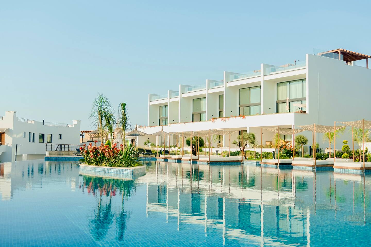 Stilvolles Apartment: Meerblick, Terrasse & Pool