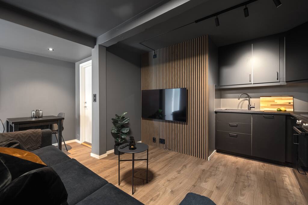 King bed - Free parking - Renovated June 2025