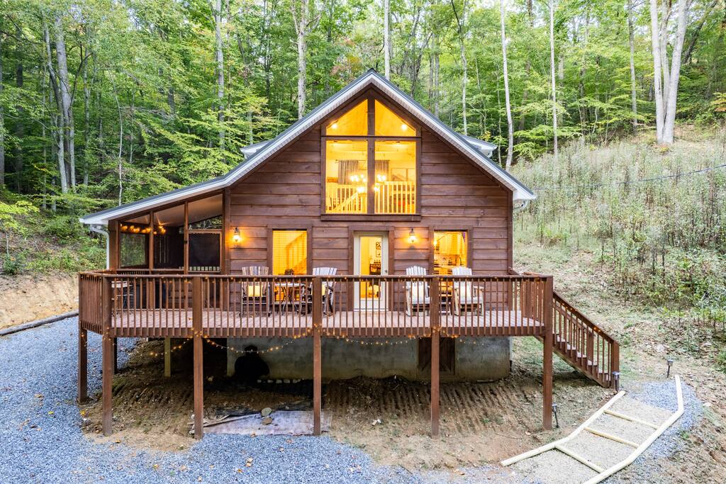 Epic Couples Getaway! Theatre! Hot Tub! Fire Pit!