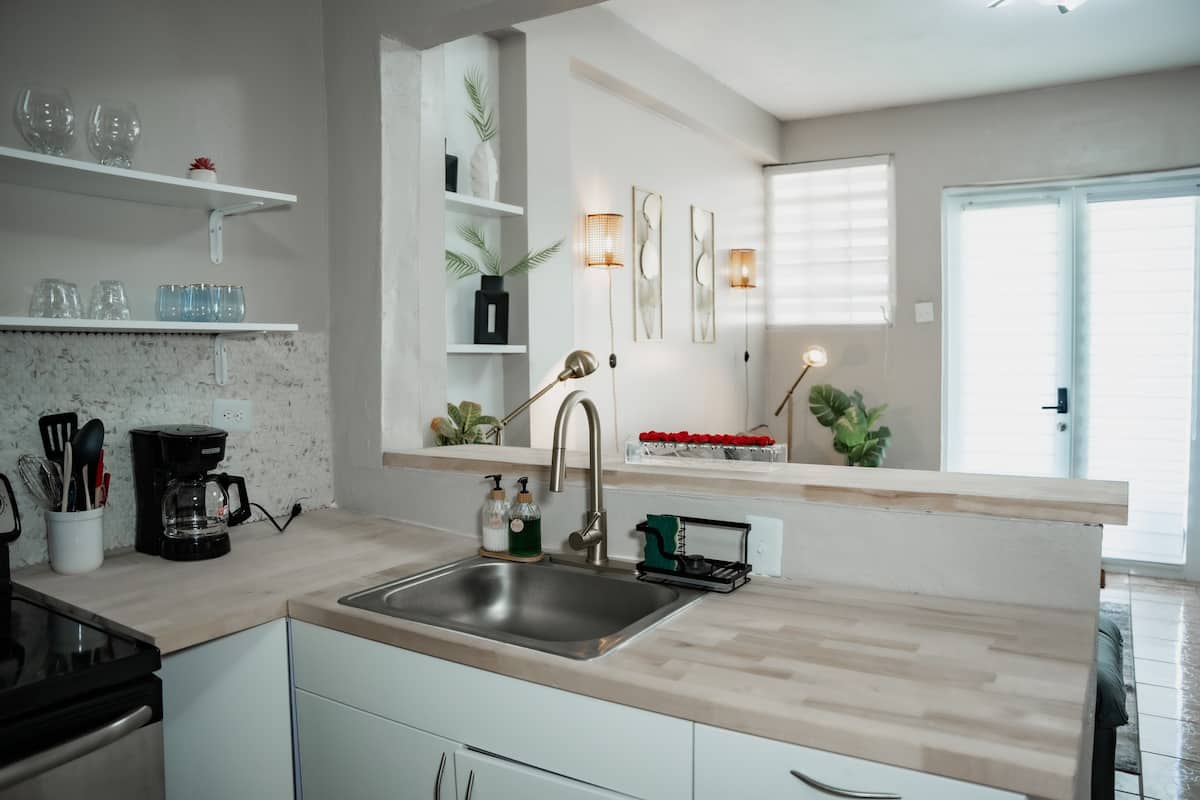 Spacious 6-bedroom 4-bath w. 2 King Beds in Vibrant Catano Ferry to Old San Juan